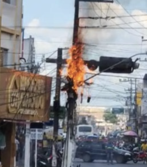 [Vídeo] Três postes de energia elétrica pegam fogo no centro comercial de Arapiraca