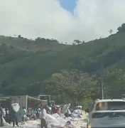 Carreta tomba em trecho da BR-101 no município de Flexeiras