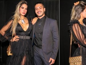 Mayra Cardi e Arthur Aguiar trocam beijos em festa de Gabi Martins