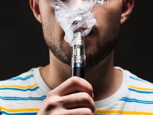 Número de jovens utilizando cigarros eletrônicos preocupam autoridades de saúde pública