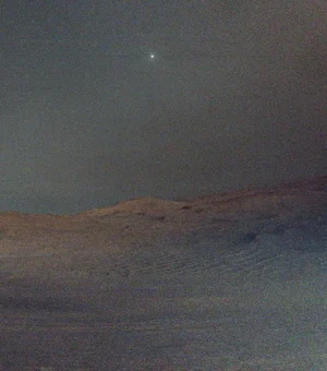 Nasa registra imagem rara da lua Deimos antes do amanhecer em Marte