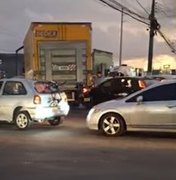 [Vídeo] Acidente entre carro e caminhão deixa trânsito lento na Avenida Menino Marcelo