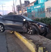 Motorista perde controle da direção e carro quase cai em córrego em Maceió