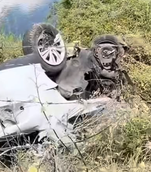 Dois jovens morrem em colisão frontal entre carros na AL-220, no Sertão