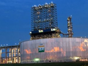 Petrobras aumenta preço da gasolina em 4,2% nas refinarias
