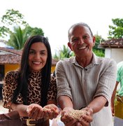 Márcia Cavalcante e Cícero Cavalcante valorizam a agricultura rural com entrega de sementes e maquinários