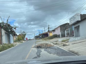 Buracos deixados pela Casal causam transtornos e revolta em Arapiraca