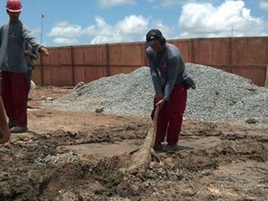 Trabalhadores encontram jacaré em obra da Uneal União dos Palmares