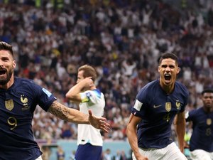 Kane erra pênalti no fim, França vence Inglaterra e pega Marrocos na semi