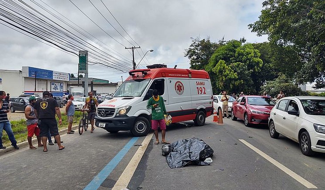 [Vídeo] Acidente deixa motociclista morto e populares incendeiam carro em Maceió