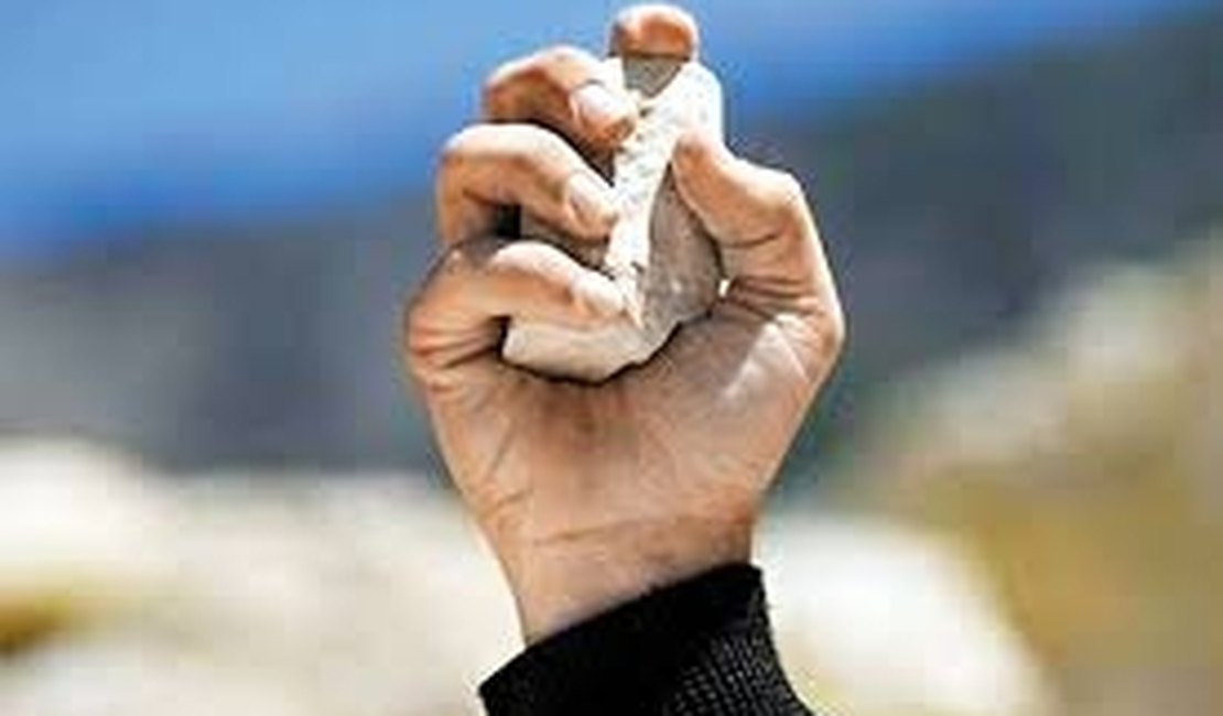 Homem não paga dívida e é agredido com pedradas