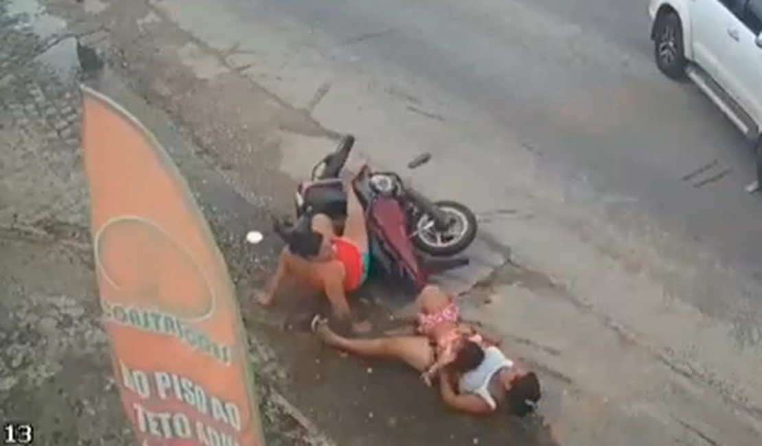 Colisão entre carro e moto em Penedo deixa três feridos; criança está entre as vítimas