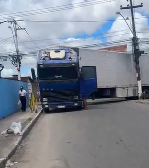 Caminhão fica preso durante conversão e causa trânsito no Benedito Bentes
