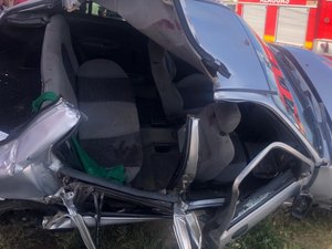 Homem morre atropelado e mulher fica presa às ferragens após capotamento de carro