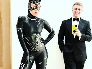 Angélica e Carolina Dieckmann se fantasiam de Mulher Gato para festa