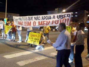 Motoristas do Uber protestam contra projeto de regulamentação do serviço