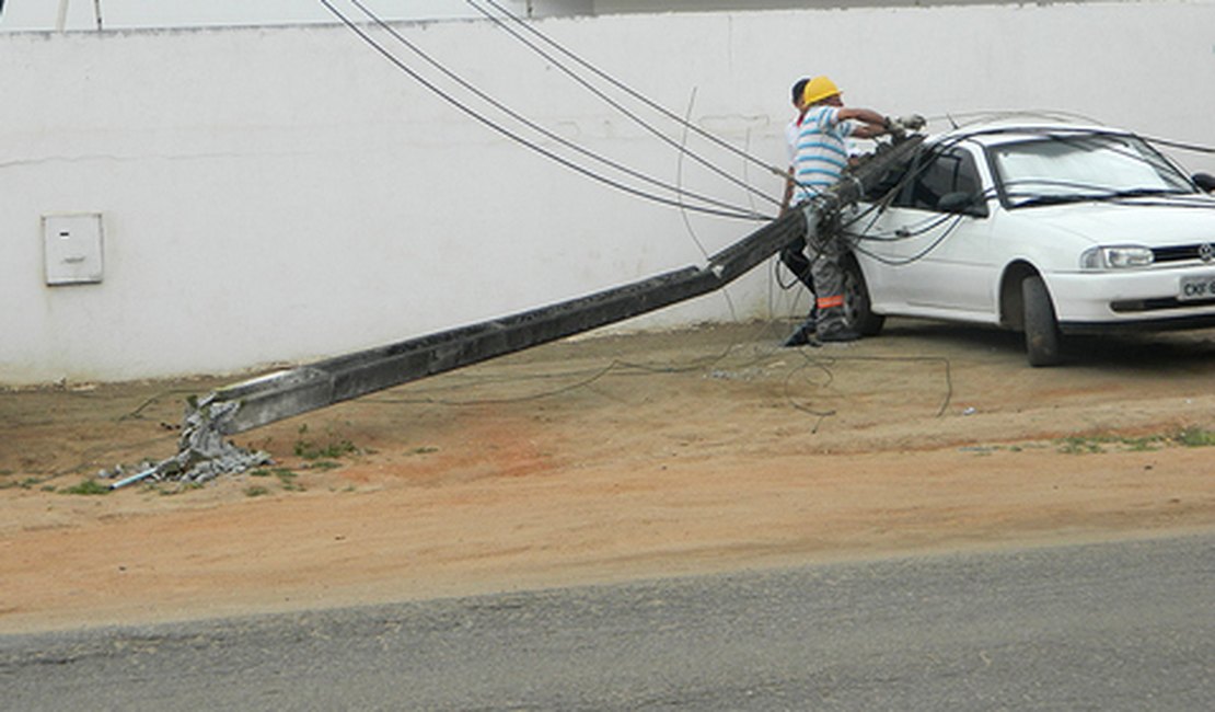 Caminhão arrasta fios e derruba poste no bairro Boa Vista