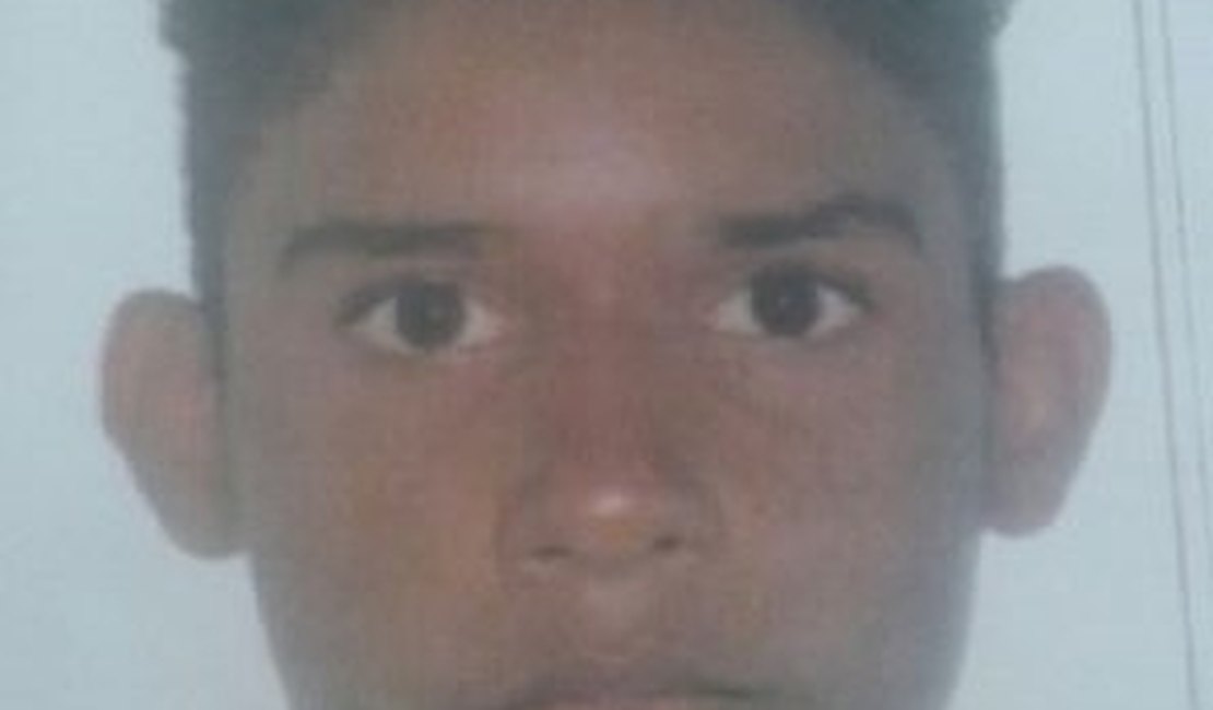 Jovem avista polícia e tenta fugir, mas acaba localizado e preso com drogas e armas