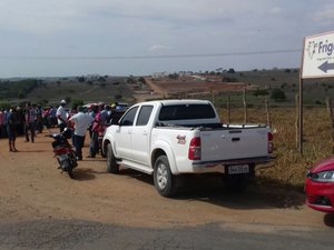 Marchantes fazem protesto e bloqueiam acesso à Frigovale
