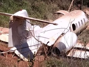 Avião cai em barranco durante pouso e deixa feridos em MG