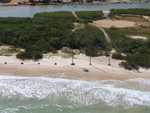 Exército emprega militares para limpeza de óleo na Barra de São Miguel 