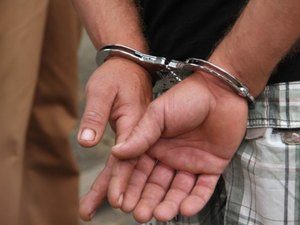 PM prende duas pessoas que vendiam eletrônicos com etiqueta de prefeitura