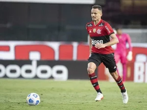 Renê encaminha saída do Flamengo para assinar em definitivo com o Internacional