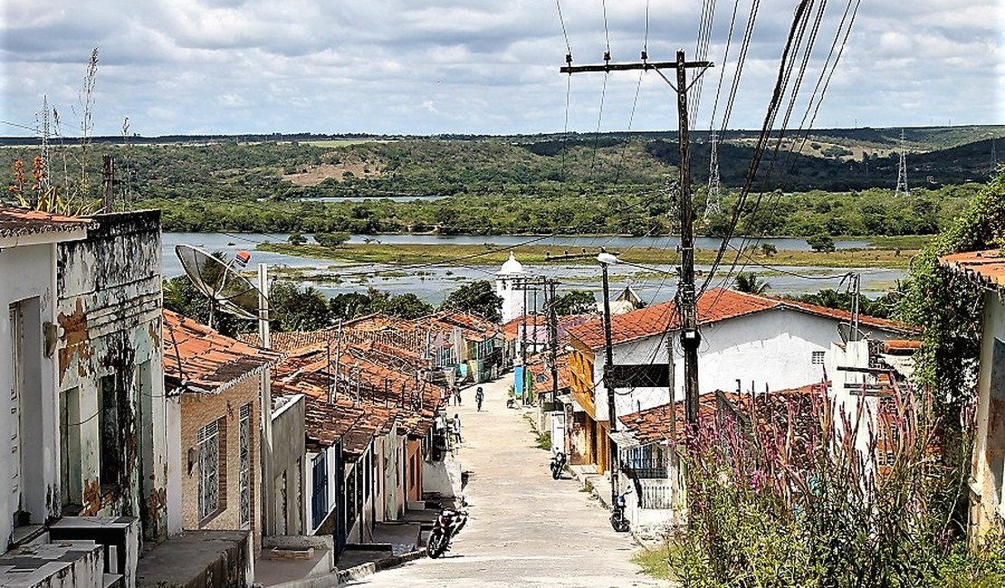 Prefeito anuncia recuperação de casas nos bairros periféricos de Penedo
