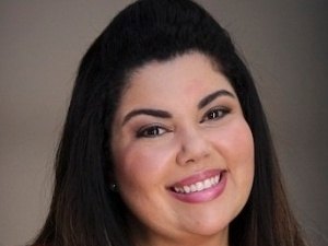 Mesmo após susto, Fabiana Karla vive bandido e faz piada em programa de TV