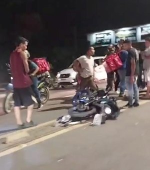 Homem sofre queda de motocicleta na Avenida Leste-Oeste