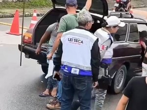 [Vídeo] Motorista é flagrando transportando cerca de 10 pessoas em um carro de passeio