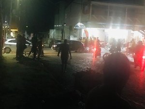 Dupla tenta roubar lanchonete, mas é impedida por cliente armado