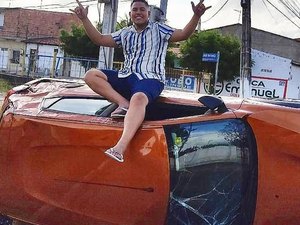 Motorista de app faz foto sobre carro capotado em Maracanaú e viraliza