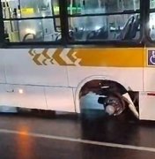 Ônibus perde roda traseira na Av Júlio Marques Luz, em Maceió
