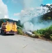 Carro capota e incendeia na rodovia AL 430