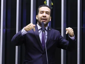 Avante faz convenção para oficializar candidatura de Janones à Presidência