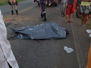 Homem morre e mulher fica ferida após colisão entre moto e ônibus em Feira Grande