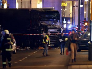 Caminhão invade mercado em Berlim e mata nove pessoas e mais de 50 ficam feridas