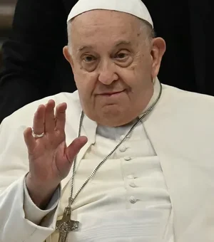 Papa Francisco sofre queda e fere antebraço em Roma