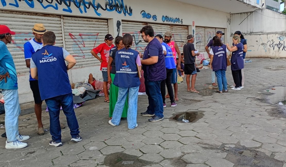 Pessoas que viviam em situação de rua no Centro de Maceió são realocadas