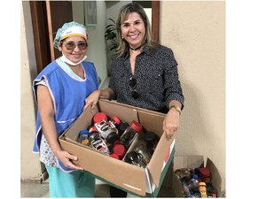 Crianças arrecadam potes para armazenamento de leite materno e doam para hospital 