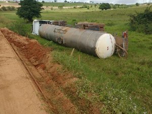 Motorista perde o controle e caminhão tanque tomba