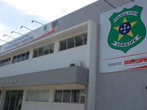 Polícia prende mãe suspeita de provocar cegueira em três filhos para receber benefícios do INSS