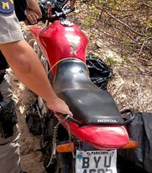 No Sertão, moto roubada é encontrada enterrada na areia pela polícia 
