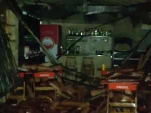 Teto de pizzaria desaba após fortes chuvas em Rio Largo; ninguém ficou ferido