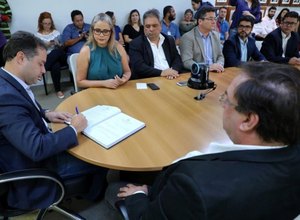 Laura Souza assume Educação e garante dar continuidade aos trabalhos da Secretaria