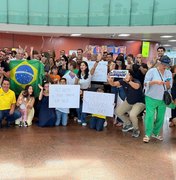 Após entregar relatório da CPMI, Alfredo Gaspar é recebido com festa em aeroporto
