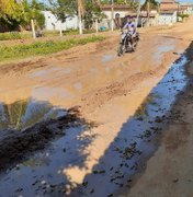 [Vídeo] Devido a lamaçal, moradores interditam estrada da Vila São José, em Arapiraca 