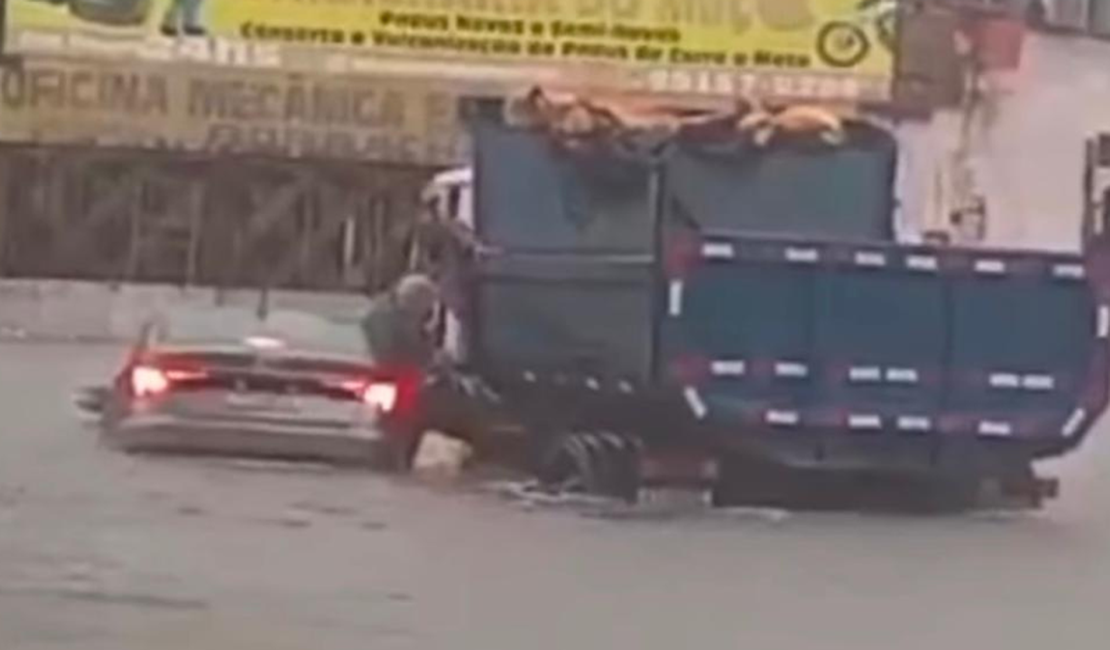 [Vídeo] Homem com carro ilhado pela chuva é resgatado por motorista de caminhão