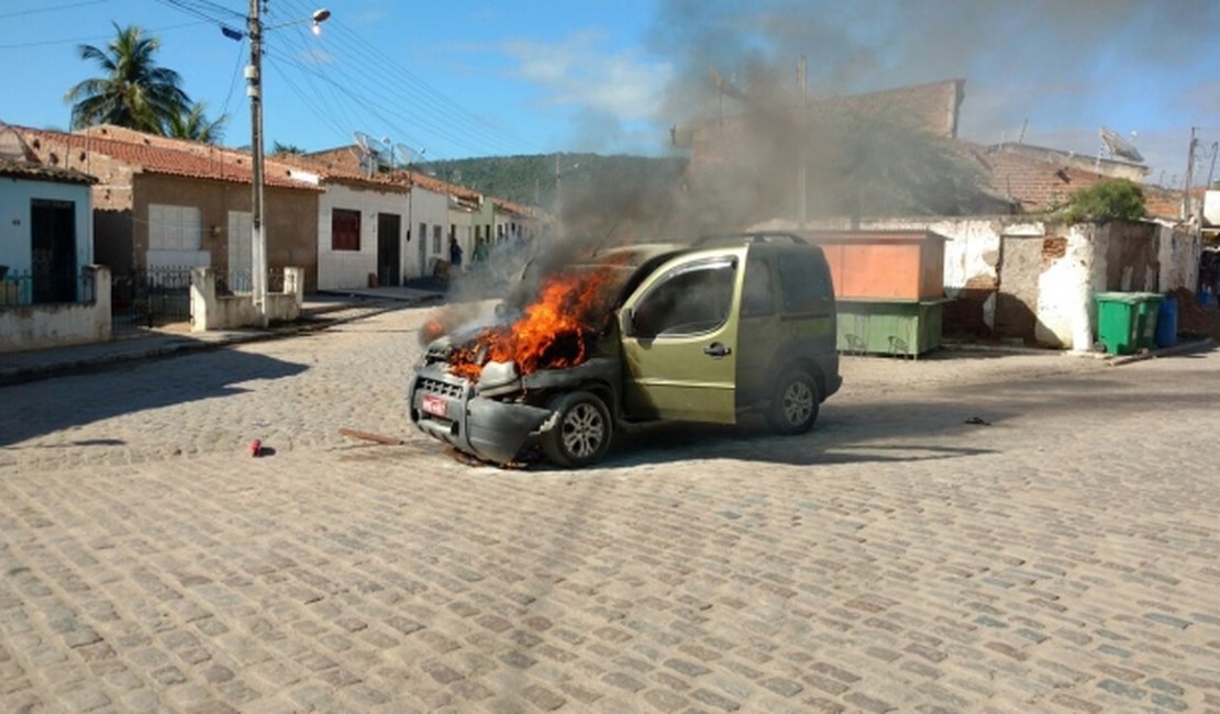 Susto: carro pega fogo e fica parcialmente destruído em praça no Agreste